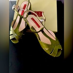 B.A.I.T. Green sandals size 8.5